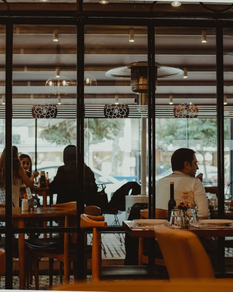 Ahşap ve camlı cepheli bir restoran salonu