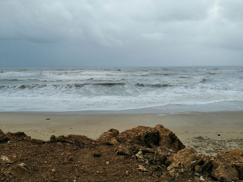 Kıyıya vuran dalgalar ve deniz manzarası
