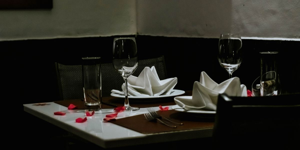 Servise hazırlanmış restoran masası