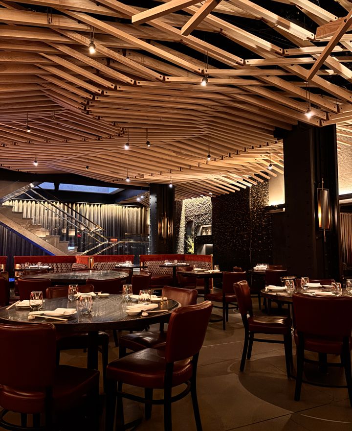 Ahşap dokulu, sıcak ışıklı bir restoran salonu